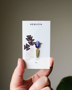 Iris - Hemleva Pin